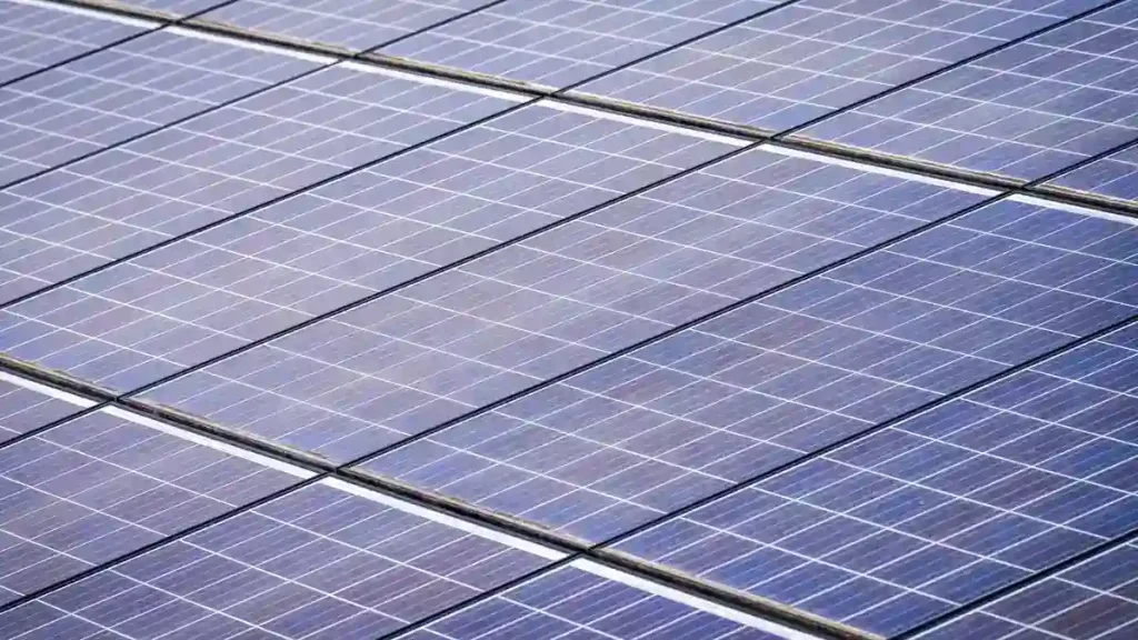 Energia fotovoltaica industrial sustenta crescimento limpo e contínuo