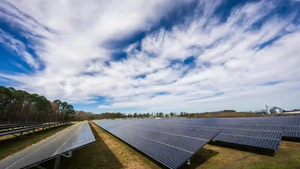 Energia solar comercial estimula inovação e reduz dependência elétrica