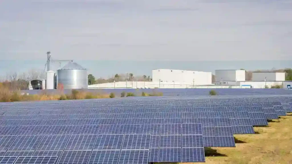 Energia fotovoltaica industrial torna operações mais eficientes e seguras