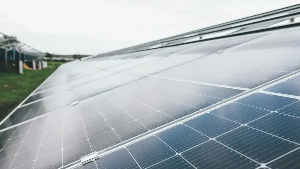 Painel solar residencial promove economia e valorização imobiliária