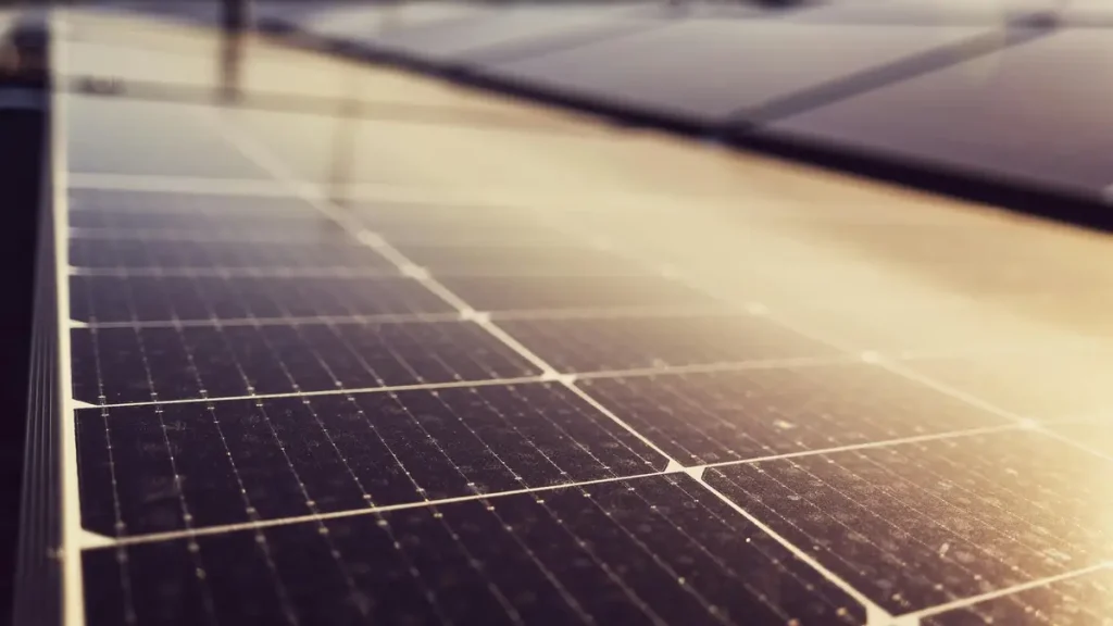 Energia solar comercial acelera adoção de fontes renováveis